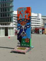 Auf dem Vorplatz des asisi Panorama Berlin am Checkpoint Charlie in der 
Friedrichstrae 205, steht ein Stck Mauer mit Information zu Lisa Grubb, eine Ikone aus der Heimat der Pop Art New York. Gesehen am 15. April 2015 in Berlin Mitte.
