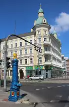 19.4.2015 Stettin. Sch�n restaurierte Wasserpumpe vor ebensolchem Haus.