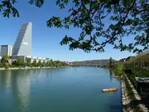 Blick �ber den Rhein zum Roche Tower, zur Zeit mit 178m das h�chste Geb�ude der Schweiz, Baubeginn 2012, soll dieses Jahr eingeweiht werden, April 2015