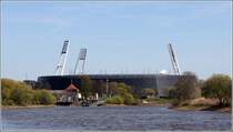 Bremen. Vom Osterdeich bietet sich dieser Blick auf das Weserstadion. Hier finden die Heimspiele des SV Werder Bremen statt. 21.04.2015