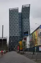  Tanzende T�rme  bzw.  Tango-T�rme , sollen ein tanzendes Paar darstellen, das  sich zum Tango bewegt, da diese Hochh�user in St. Pauli an der Reeperbahn Nr. 1 stehen, kann man sich auch die X-Beine einer Prostituierten, die nach Freiern Ausschau h�lt, vorstellen; Hamburg, 25.04.2015
