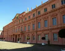 Rastatt, Blick entlang der Schlo�fassade auf der Seite des Ehrenhofes, April 2015