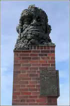 Bremen. Am Weserwehr ist dieser Januskopf aufgestellt. Das alte Gesicht - hier zu sehen - blick flussaufw�rts, das junge Gesicht blick flussabw�rts. 21.04.2015