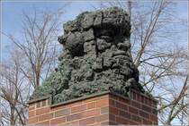 Bremen. Am Weserwehr ist dieser Januskopf aufgestellt. Das alte Gesicht - hier zu sehen - blick flussaufwrts, das junge Gesicht blick flussabwrts. 21.04.2015