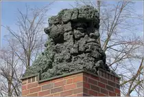 Bremen. Am Weserwehr ist dieser Januskopf aufgestellt. Das alte Gesicht - hier zu sehen - blick flussaufw�rts, das junge Gesicht blick flussabw�rts. 21.04.2015