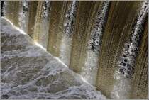 Bremen. Blick ins fallende Wasser am Weserwehr. 21.04.2015