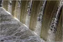 Bremen. Blick ins fallende Wasser am Weserwehr. 21.04.2015