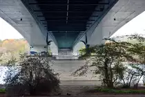 Unterseite der  Konrad-Adenauer-Br�cke  (S�dbr�cke) in Bonn - 01.11.2014