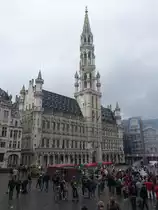 Br�ssel, Rathaus am Grand Place, erbaut von 1401 bis 1421 durch Jacob van Tienen, 96 Meter hoher Belfried von Jan van Ruysbroeek (26.04.2015)