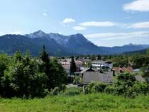 Garmisch-Partenkirchen, Blick ber den Ort mit dem Zugspitzmassiv im Hintergrund, Aug.2014