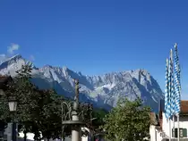 Garmisch-Partenkirchen, die Krone des Sch�fflerbrunnens vor der Bergkulisse des Zugspitzmassivs, Aug.2014