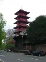 Br�ssel-Laeken, Japanischer Turm im Schlo�park Laeken, erbaut bis 1910 von Alexandre Michel, Avenue van Praet 44 (26.04.2015)