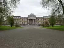 Schloss Laken, erbaut von 1782 bis 1784 durch Charles de Wailly, heute Residenz der belgischen K�nige (26.04.2015)