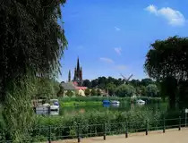 Werder an der Havel, Blick zu den Wahrzeichen des staatlich anerkannten Erholungsortes, Heilig-Geist-Kirche und Bockwindm�hle, Juli 2006