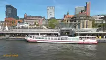 Hamburg am 21.4.2015: Landungsb�cken mit einem Teil des Stadtteiles St. Pauli (unten von links: Bernhard-Nocht-Institut, Eingang zum alten Elbtunnel, oben das brauquartier 9