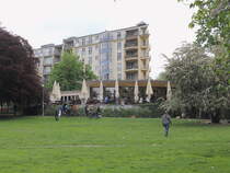 Blick in den Volkspark am Weinbergsweg in Berlin Mitte an der Veteranenstrasse am 14. Mai 2015. Hier wurde zu Beginn des 18. Jahrhunderts Wein angebaut. Das Klima in Berlin sorgte bei diesem Vorhaben fr ein baldiges Ende. 