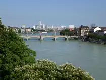 Basel, Blick von der Aussichtsterrasse (Pfalz genannt) am M�nster auf den Rhein und die Mittlere Br�cke, Mai 2015