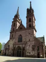 Basel, die Westfassade des M�nsters mit dem Hauptportal und den zwei T�rmen, 63m und 64m hoch, Mai 2015 