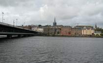 Blick �ber den River Foyle auf City of Derry. So heisst Derry/Londonderry offiziell seit den 80er Jahren. Sie hat unter anderem den Spitznamen  Maiden City , also jungfr�uliche Stadt, da sie nie erobert wurde.
(September 2007)