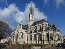 Hulst, gotische St. Willibrordus Kirche, erbaut von 1481 bis 1535, Vierungsturm von 1957 (30.04.2015) 