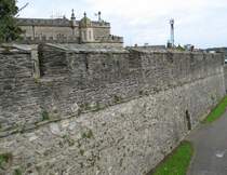 Die Stadtmauer der von Derry. Sie ist die einzige vollstndig erhaltene Irlands. Erbaut 1613 kann sie komplett umrundet werden.
Im Hintergrund die St. Columb's Cathedral. Sie war bei unserem Besuch wegen Bauarbeiten beinahe vollstndig eingerstet,und daher nicht gut zu fotografieren.Sie wurde 1633 erbaut und ist das lteste Bauwerk der Stadt.
( September 2007)  