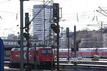Hauptbahnhof Ulm - Eisenbahn - im Hintergrund Universum-Center Neue Strae