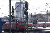 Hauptbahnhof Ulm - Eisenbahn - im Hintergrund Universum-Center Neue Stra�e