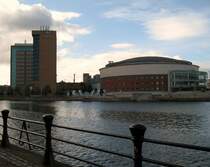 Modernes Belfast: Das Hotel Hilton und die Waterfront Hall. In der Waterfronthall finden Konzerte jeglicher Art statt.
(September 2007)