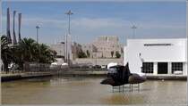 Lissabon. Die kleine Wasserflche Espelho de Agua im Stadtteil Belm ist mit moderner Kunst bestckt. Im Hintergrund ist das Centro Cultural de Belm zu sehen. 10.05.2015