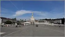 Fatima. Die  alte  Basilika des Wallfahrtsortes mit dem weltgr��ten Kirchenvorplatz. 09.05.2015