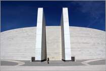 Fatima. Die Rckseite der kreisrunden Igreja da Santissima Trindade. Sie hat einen Durchmesser von 125 m. 09.05.2015