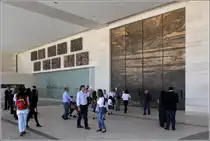 Fatima. Beeindruckend sind die Ausma�e der Eingangst�r zur modernen Igreja da Santissima Trindade. 09.05.2015