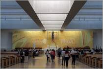 Fatima. Der Altar in der kreisrunden Igreja da Santissima Trindade mit ihren 125 m Durchmesser. 09.05.2015