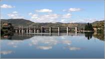 Das Oberwasser der Staustufe Pocinho am Douro. Die Mauerkrone ist 430 m lang. Das Wasserkraftwerk leistet 186 MW. Die max. Fallhhe des Wassers betrgt 22 m. Die Schleusenkammer hat eine nutzbare Lnge von 83 m und eine nutzbare Breite von 11,4 m.
Der namensgebende Ort Pocinho liegt am Sdufer im Distrikt Guarda. Das Nordufer (rechts) liegt im Distrikt Bragana. 
06.05.2015