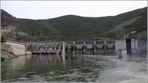 Die Staustufe Valeira des Douro - hier das Unterwasser - befindet sich in der N�he der Kleinstadt S�o Jo�o da Pesqueira (Distrikt Viseu). Das Nordufer (links) liegt im Distrikt Bragan�a. 
Das Wasserkraftwerk leistet 216 MW. Die max. Fallh�he des Wassers betr�gt 33 m. Die Schleusenkammer hat eine nutzbare L�nge von 83 m und eine nutzbare Breite von 11,4 m.
06.05.2015