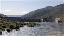 Das Unterwasser der Staustufe Rgua am Douro. Die Mauerkrone ist 350 m lang. Das Wasserkraftwerk leistet 156 MW. Die max. Fallhhe des Wassers betrgt 28,5 m. Die Schleusenkammer hat eine nutzbare Lnge von 83 m und eine nutzbare Breite von 11,4 m. 
Der namensgebende Ort Peso da Rgua liegt am Nordufer (links) im Distrikt Vila Real. Das Sdufer liegt im Distrikt Viseu. 
07.05.2015