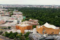 Blick vom Panoramapunkt auf dem Potsdamer Platz in Berlin Mitte in Richtung Kulturforum und Philharmonie am 03. Juni 2015.
