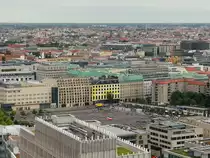 Blick vom Panoramapunkt auf dem Potsdamer Platz in Berlin Mitte in Richtung Adlon (gr�nes Dach)  und dem Stelenfeld des Holocaust-Mahnmals am 03. Juni 2015.