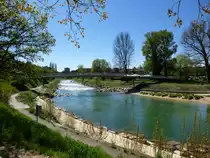 Basel, Blick flu�aufw�rts an der Birs auf die neue Fu�g�ngerbr�cke  Birskopfsteg , er�ffnet 2012