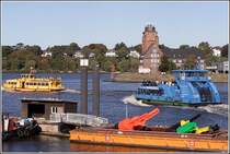 Bunt sind die Hamburger Hafenf�hren, die hier vom Anleger in Finkenwerder wieder am Seemannsh�ft vorbei in die Elbe fahren. Aufnahmedatum: 16.10.2005