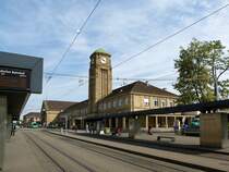 Basel, der Badische Bahnhof von der Straenseite, der 1913 erffnete Durchgangsbahnhof ist Endstation fr alle Regionalzge aus Deutschland, Mai 2015