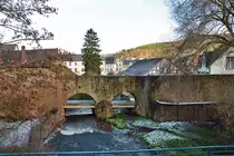 Bad M�nstereifel, Teil der Stadtmauer mit Erftbr�cke - 04.01.2015