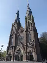 Eindhoven, neugotische Sint Katharina Kirche, erbaut von 1861 bis 1867 von Pierre 
Cuypers mit Doppelturmfront (02.05.2015)