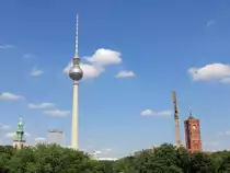 Blick vom Berliner Schloss am 12. Juni 2015 in Richtung  Alexanderplatz, von links nach rechts sind zu erkennen: St. Marienkirche, Hotel park in, Fernsehturm auf dem  Alexanderplatz sowie das Rote Rathaus.
