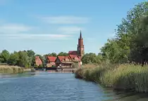 Auch vom Wasser aus kann Rathenow eine eindrucksvolle Kulisse bieten, immer dominiert von der Kirche St. Marien-Andreas, ber der erst nach der Wende die Kriegszerst�rungen beseitigt wurden. Der Turm kann bis unterhalb der Spitze bestiegehn werden, weit �ber 200 Stufen. Und am 31.05.2015 hat auch das Wetter  beste Lichtverh�ltnisse beigetragen