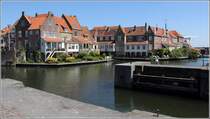 Enkhuizen. Neben der Zufahrt zum alten Hafen liegen die H�user an der Bocht. 11.06.2015
