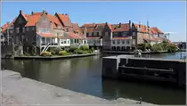 Enkhuizen. Neben der Zufahrt zum alten Hafen liegen die H�user an der Bocht. 11.06.2015