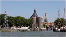 Enkhuizen. Die Zufahrt zum Oude Haven mit dem Drommedaris. Im Hintergrund der Turm der Zuiderkerk. 11.06.2015