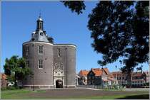 Enkhuizen. Das Drommedaris stammt aus dem Jahre 1540 und diente damals dem Schutz der Hafenzufahrt. 11.06.2015