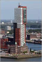 Rotterdam. Neben dem 140 m hohen Wohnhochhaus Montevideo (inkl. M auf dem Dach 152 m) nimmt sich das ehemalige Hauptquartier der Holland-Amerika-Linie, das heutige Hotel New York, richtig klein aus. 07.06.2015